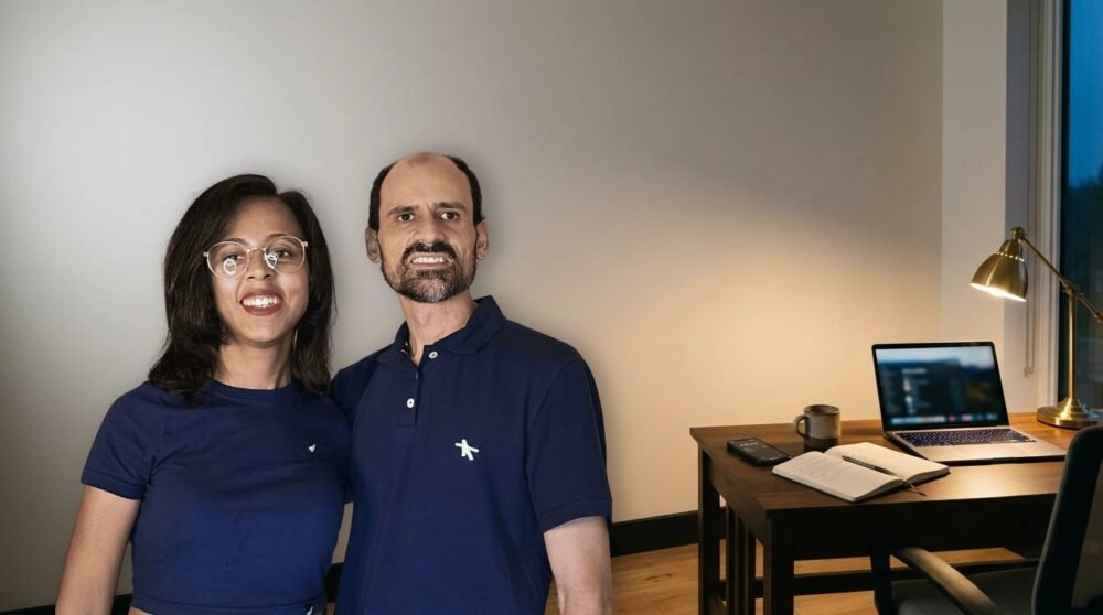 Ailto Rodrigues e Graciele Fernandes ao lado da mesa de trabalho em casa, com celular, notebook e café: a rotina de vendas no Marketplace Facebook